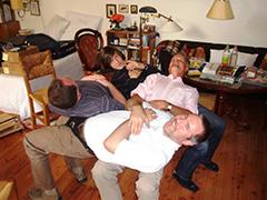 Menschen falten sich zu viert wie ein Kartondeckel