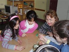 Kinder beim Versuch Kronentaucher