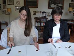 Frauen beim Münzenschlagen