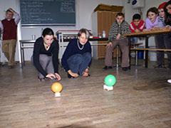 Beim Ausprobieren des Versuchs Besenzug Raketenauto