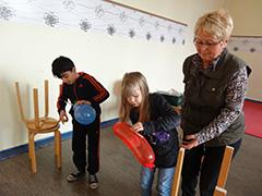 Kinder beim versuch Raketenballon