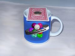 Tasse mit 1 EURO auf Spielkarte